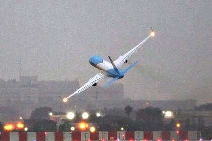 El nuevo avión presidencial ARG-01, en riesgosa maniobra sobre el aeroparque metropolitano