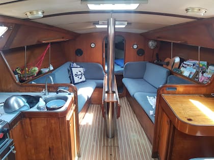 El nuevo Barco Amarillo tiene tres camarotes dobles y dos cuchetas en la cabina.