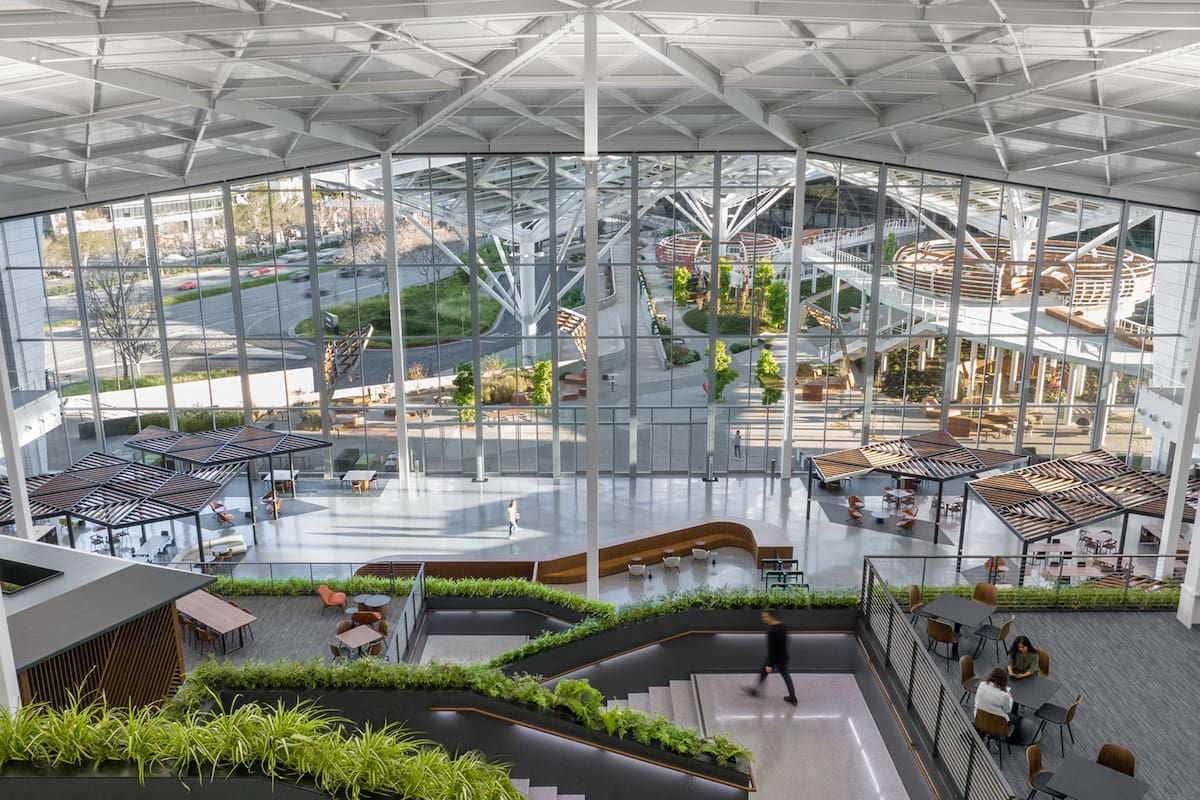 El nuevo campus de Nvidia parece un escenario de película. Los nuevos edificios son como dos grandes naves espaciales, bautizadas Endeavor y Voyager en un guiño a la saga de Star Trek.