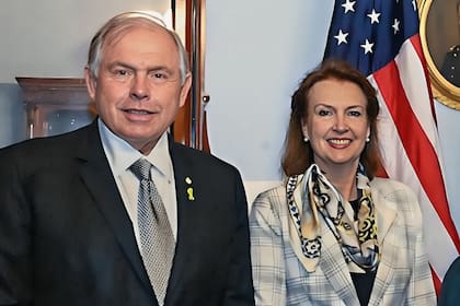 El nuevo canciller, Gerardo Werthein, y la canciller saliente, Diana Mondino