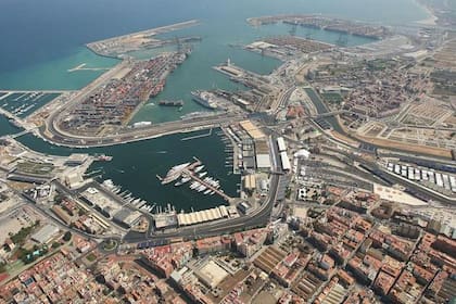 El "nuevo cauce" del río Turia desemboca al lado del puerto de Valencia