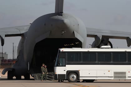 El nuevo centro de detención se enmarca en un plan integral de la administración Trump para usar bases militares con fines migratorios (AP Photo/Christian Chavez, Archivo)