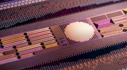 El nuevo chip Taara es capaz de transmitir y recibir información usando haces de luces controlados por software