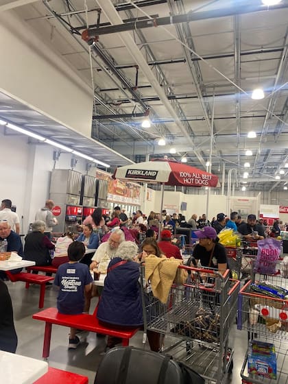 El nuevo Costco de California cuenta con un patio de comida para sus clientes