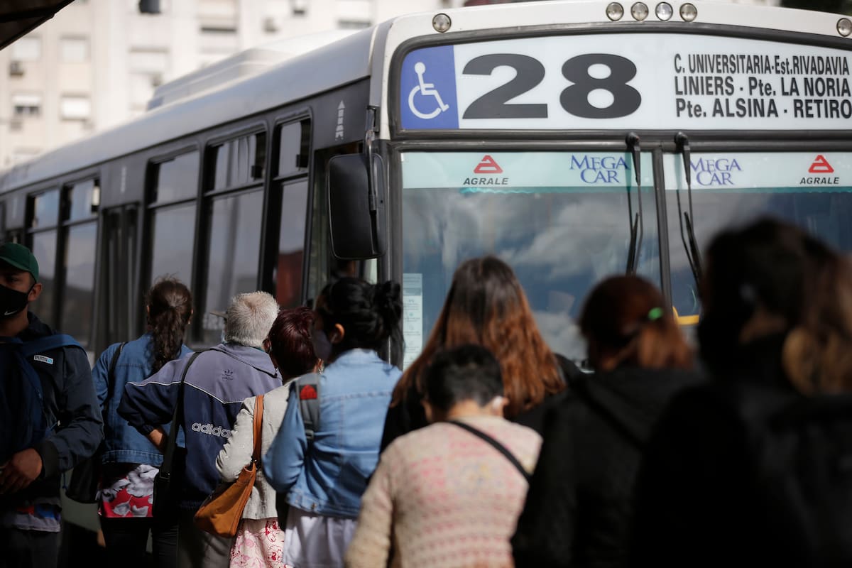 El nuevo cuadro tarifario distingue entre colectivos que recorren distancias cortas dentro del AMBA y aquellos que conectan tramos más extensos entre jurisdicciones