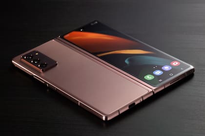 Con el Galaxy Z Fold2 la pantalla externa se amplía para que ocupe toda la cada del teléfono, y llega a 6,2 pulgadas