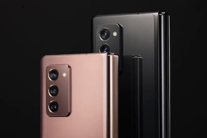 El bloque de cámaras del Galaxy Z Fold2 y los dos colores en los que estará disponible: gris oscuro y bronce, aunque se podrá cambiar el color del lomo por algunas variantes metalizadas