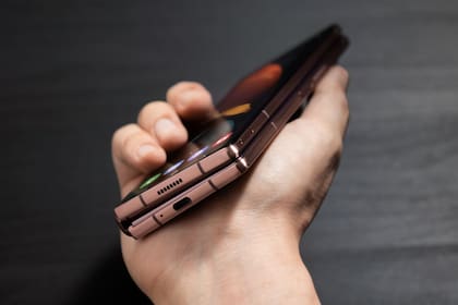 El Galaxy Z Fold2 mantiene el diseño tipo libro, en el que las dos tapas quedan levemente separadas a la altura del lomo