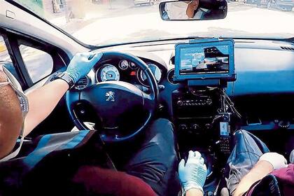 El nuevo dispositivo, dentro de los patrulleros