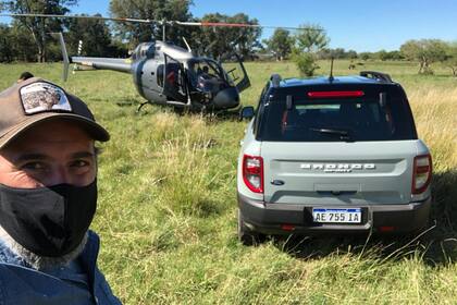 El nuevo dueño transportado en helicóptero a buscar su Bronco