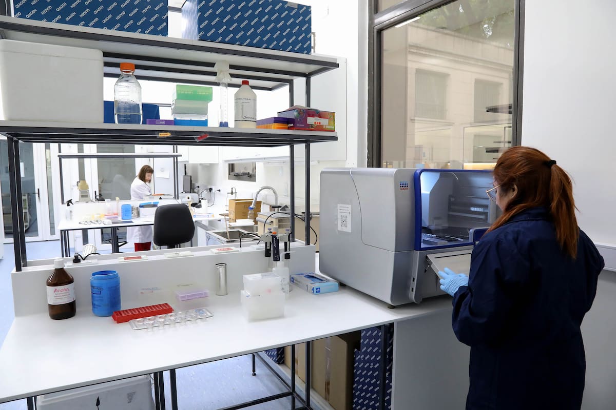 El nuevo edificio reúne por primera vez a los servicios de Bacteriología Sanitaria, Enterobacterias y Fisiopatogenia para fortalecer el diagnóstico, la vigilancia y la investigación de enfermedades transmitidas por alimentos