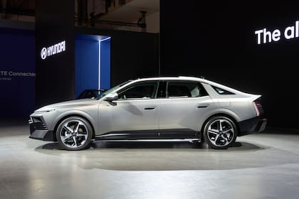 El nuevo Elantra creció 55 mm en longitud, 30 mm entre ejes y 30 mm en ancho (fotografía de Jo Hyuk-soo, Hyundai Motor Corporation)