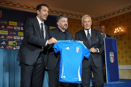 El nuevo entrenador de Italia, Gennaro Gattuso posa con el presidente de la federación, Gabriel Gravina (derecha) y Gianluigi Buffon, el futbolista que más presencias acumula en el equipo y hoy jefe de delegación.