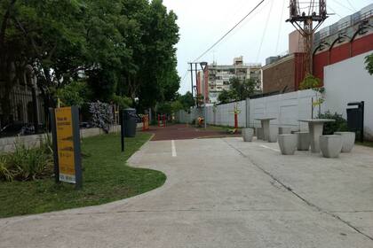 El nuevo espacio verde cuenta con mesas de ping, pong, canchas de fútbol tenís, juegos y postas aeróbicas