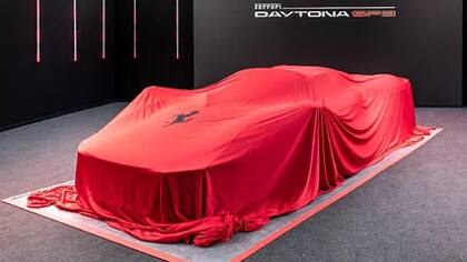 El nuevo Ferrari, segundos antes de ser presentado al público