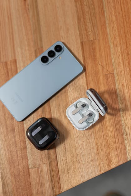 El nuevo Galaxy de Samsung, junto a sus nuevos auriculares
