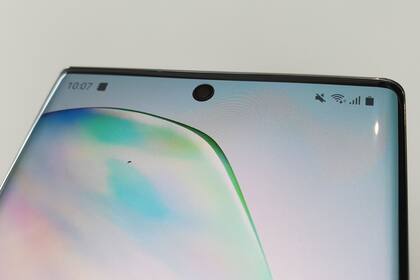 La cámara frontal del Galaxy Note 10 ahora está en el centro de la pantalla, y no en una esquina como en el S10