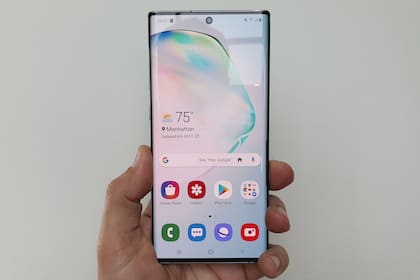 Aunque el Galaxy Note 10 es enorme, se puede llevar sin demasiados inconvenientes en la mano