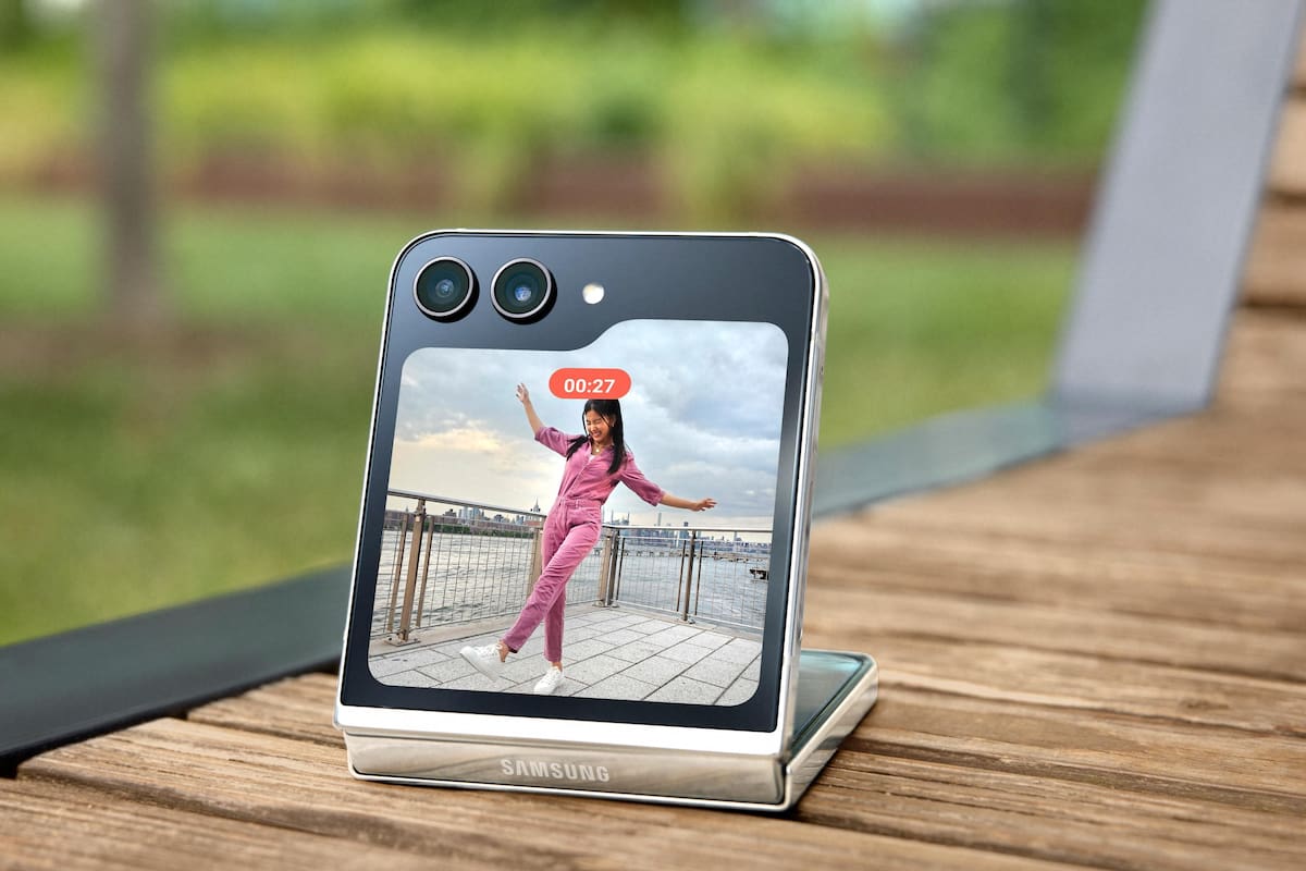 El nuevo Galaxy Z Flip5 tiene una pantalla externa de 3,4 pulgadas, y una bisagra que permite usar a todo el teléfono como trípode para las cámaras
