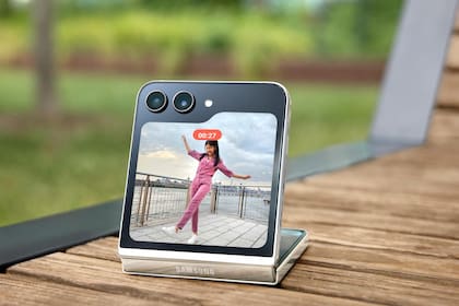 El nuevo Galaxy Z Flip5 tiene una pantalla externa de 3,4 pulgadas, y una bisagra que permite usar a todo el teléfono como trípode para las cámaras