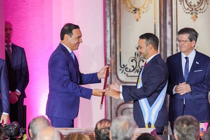 El nuevo gobernador de Corrientes, Juan Pablo Valdés, recibió el bastón de manos de su hermano, el mandatario saliente, Gustavo Valdés