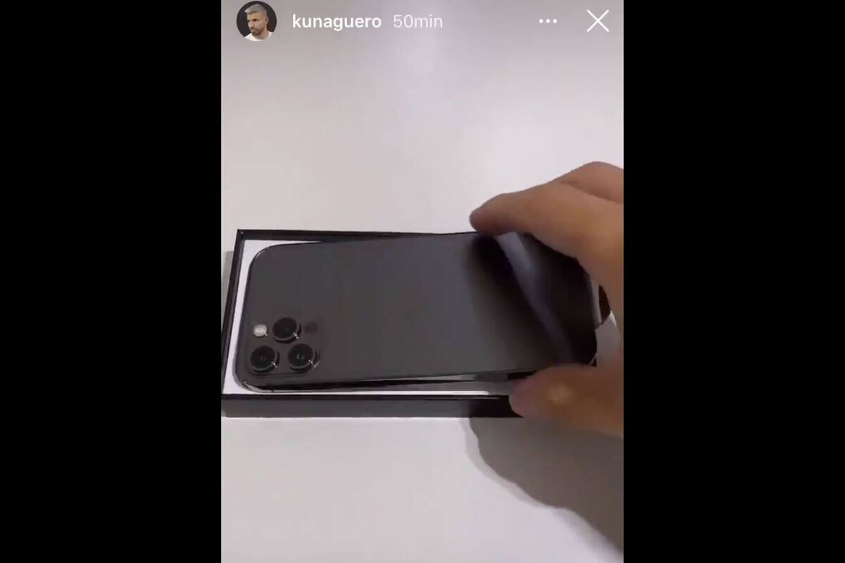 El nuevo iPhone 12 de Apple no le causó una gran impresión al Kun Agüero, que publicó su reacción en una publicación en Instagram Stories
