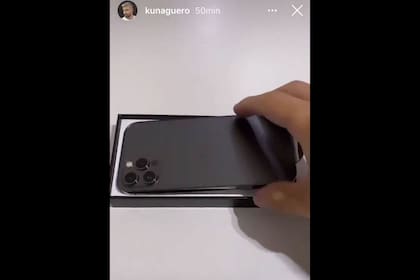 El nuevo iPhone 12 de Apple no le causó una gran impresión al Kun Agüero, que publicó su reacción en una publicación en Instagram Stories