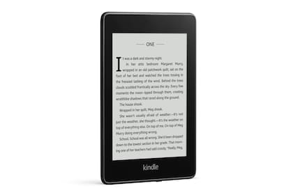 El nuevo Kindle Paperwhite 2018 es más delgado que el modelo anterior, tiene una pantalla con mejor retroiluminación y tiene el doble de capacidad