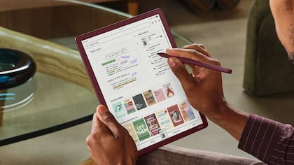 El nuevo Kindle Scribe Colorsoft de Amazon tiene una pantalla de tinta electrónica color de 11 pulgadas, para usarlo como cuaderno o para leer y anotar textos en una pantalla grande