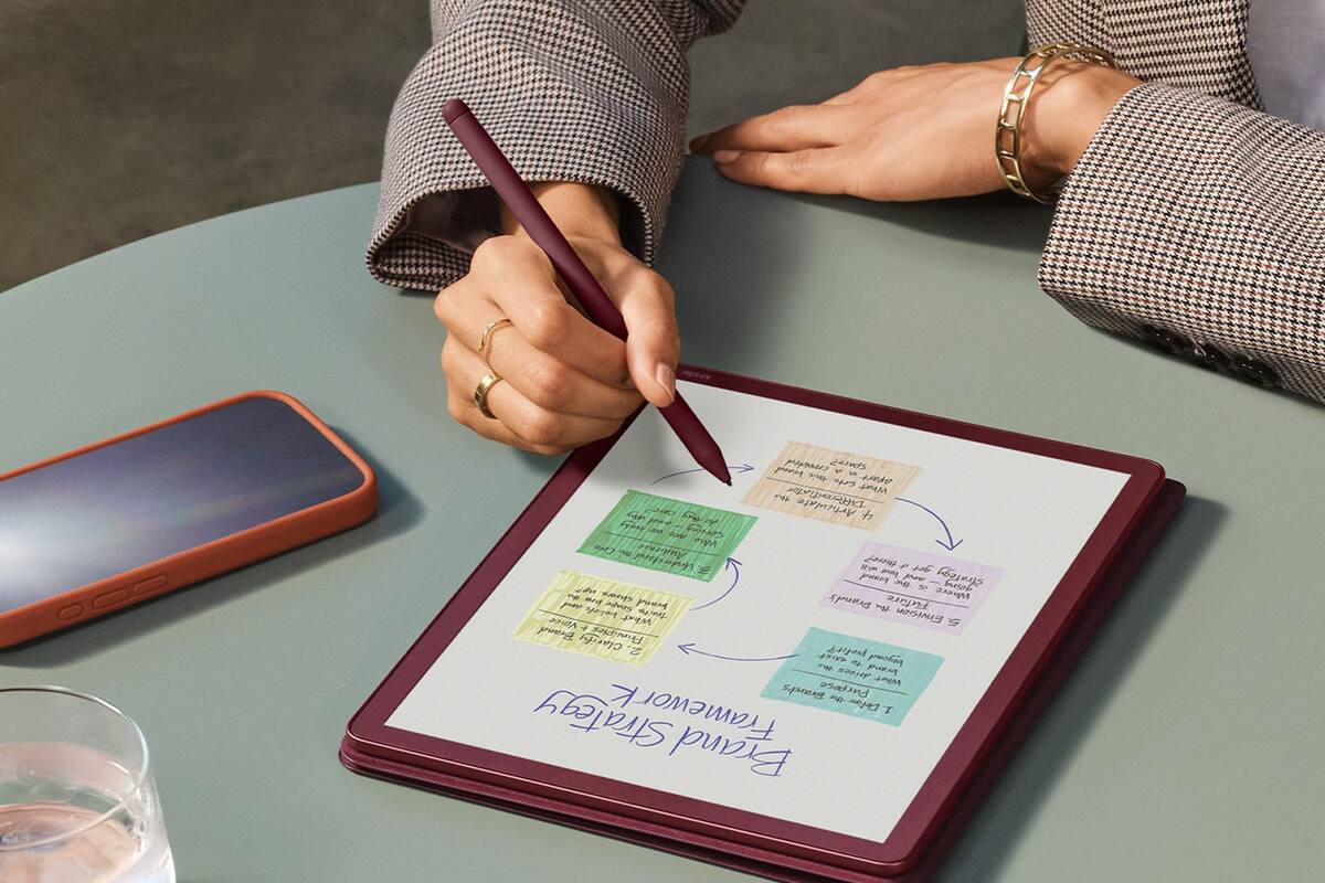 El nuevo Kindle Scribe Colorsoft de Amazon tiene una pantalla de tinta electrónica color de 11 pulgadas, para usarlo como cuaderno o para leer y anotar textos en una pantalla grande