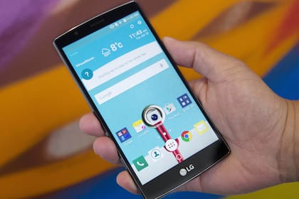 Celular que utiliza una pantalla basada en la tecnología de puntos cuánticos, que le permite tener colores más vivos con un menor consumo de energía