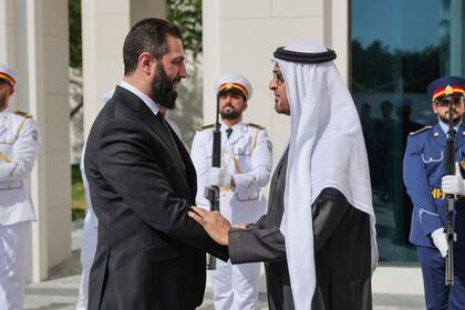 El nuevo líder de Siria realiza su primera visita a Emiratos Árabes Unidos