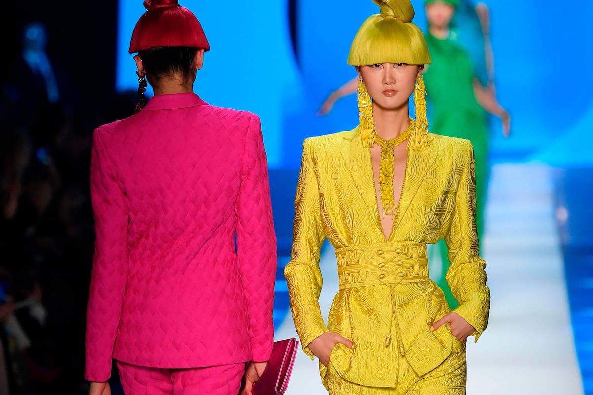 El nuevo lujo irrumpió en trajes de color, vestidos con flecos, moños, bordados y transparencias