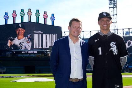 El nuevo mánager de los Medias Blancas de Chicago Will Venable posa con el gerente general Chris Getz tras la conferencia de prensa el viernes 8 de noviembre del 2024. (AP Foto/Charles Rex Arbogast)