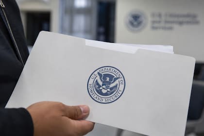 El nuevo mandato del DHS busca agilizar el sistema judicial migratorio mediante mociones para omitir, lo que permite que los jueces rechacen casos insuficientes antes de llegar a una audiencia completa