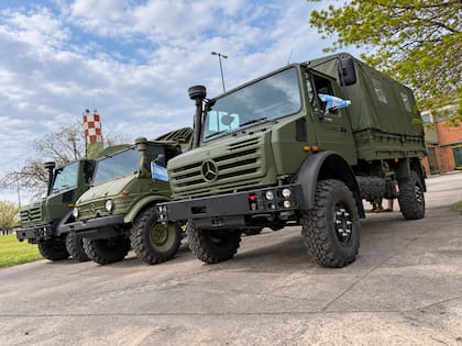 El nuevo Mercedes Benz Unimog U4000 junto a su antecesor