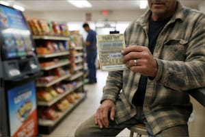 Se detuvo en una tienda, compró un raspadito y ganó un premio de siete cifras