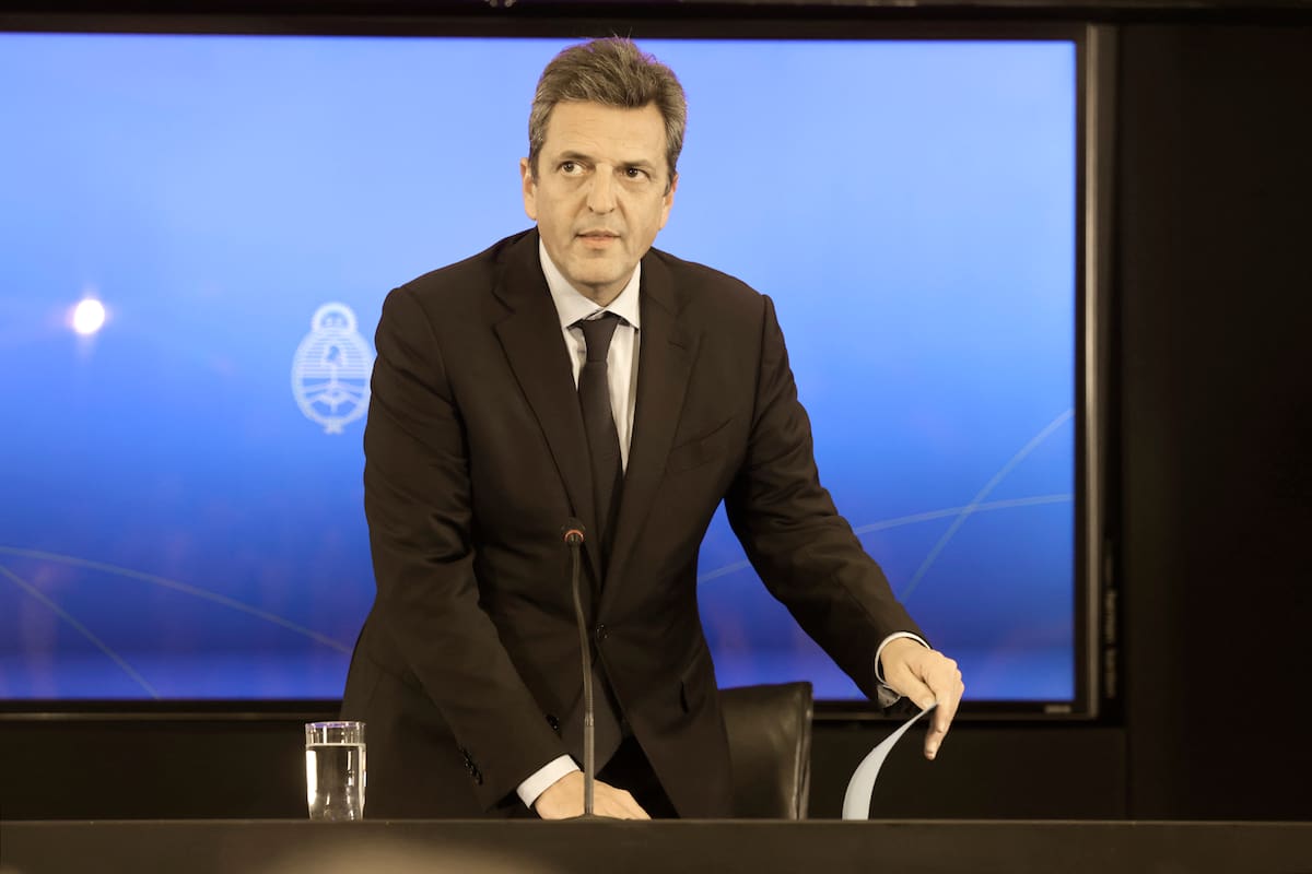 El nuevo ministro de economía Sergio Massa anunció medidas económicas en su primer día en funciones.