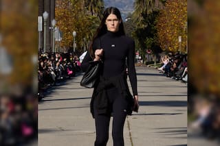 Balenciaga lanzó unas zapatillas que al caminar producen un “efecto similar” que hacerlo con medias