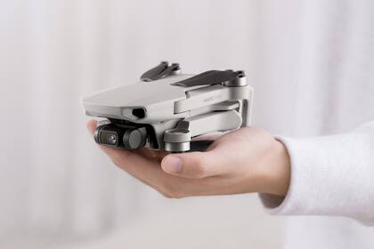 El nuevo modelo de DJI tiene un diseño compacto que cabe en la palma de la mano, y mantiene una cámara de 12 megapixeles con estabilizador y una autonomía de vuelo de hasta 30 horas