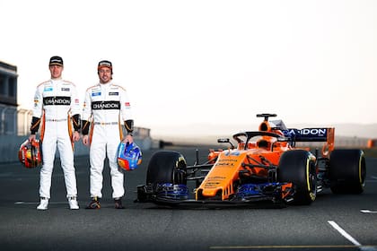 El nuevo modelo McLaren con sus pilotos para 2018