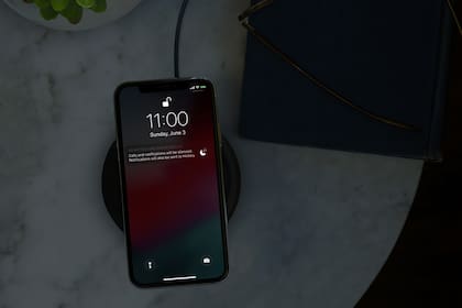 Evitar el uso de teléfonos, tabletas y computadoras al menos una hora antes de dormir, ya que la luz azul puede interferir con la producción de melatonina, una hormona clave para regular el sueño