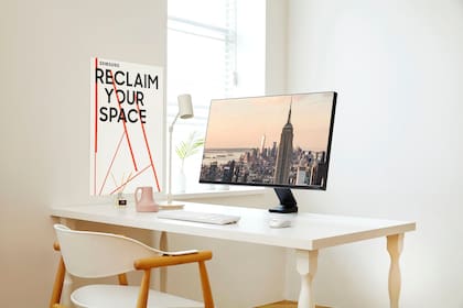 El nuevo monitor de Samsung con el brazo basculante; se engancha al borde del escritorio