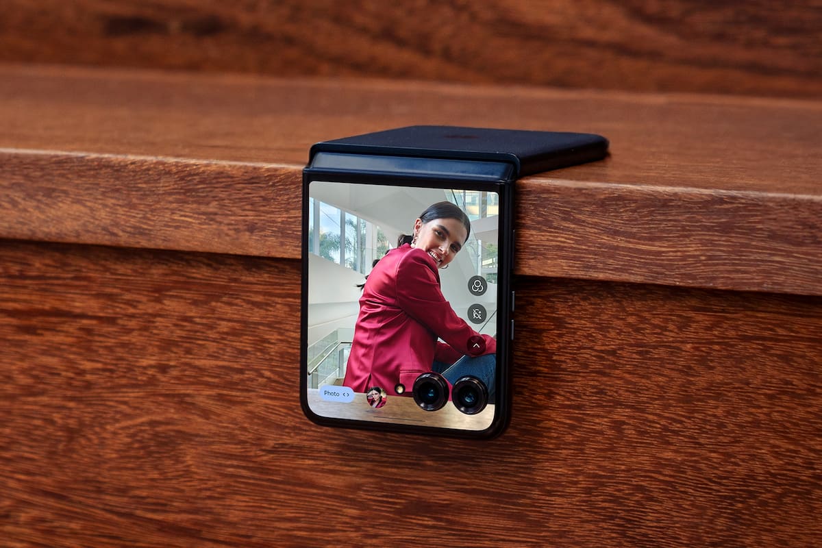 El nuevo Moto Razr 50 Ultra tiene una pantalla externa de 4 pulgadas que cubre toda la tapa del celular