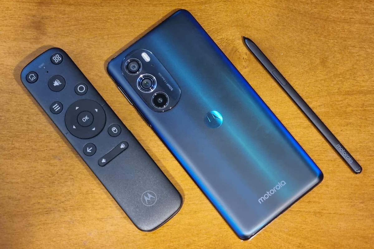 El nuevo Motorola Edge 30 Pro tiene un chip Snapdragon 8 Gen 1, pantalla OLED de 6,7 pulgadas, batería de 4800 mAh y doble cámara trasera de 50 megapixeles. Se vende en el país en dos combos, con un control remoto y un cable HDMI, o con una funda y un lápiz para escribir en pantalla