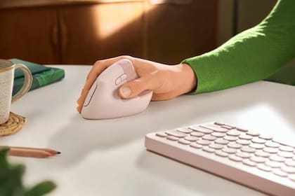 El nuevo mouse ergonómico Lift de Logitech mantiene el diseño que debutó con el MX Vertical, y que permite ubicar la mano con la muñeca en una posición más natural