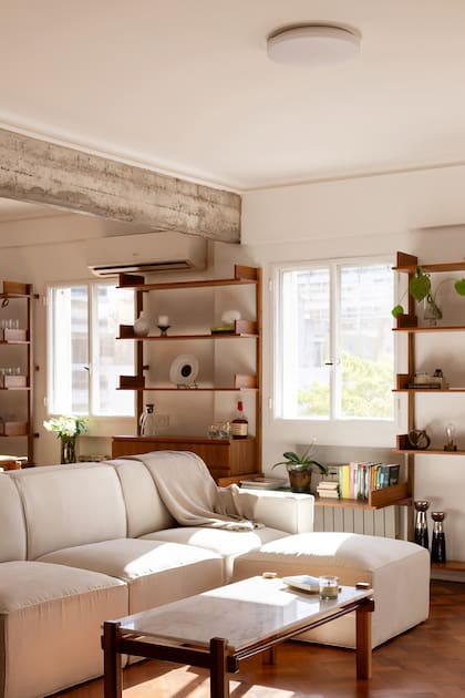El nuevo mueble tiene, además de estantes, cajones cerrados para el guardado y una mesa para reemplazar de algún modo el escritorio