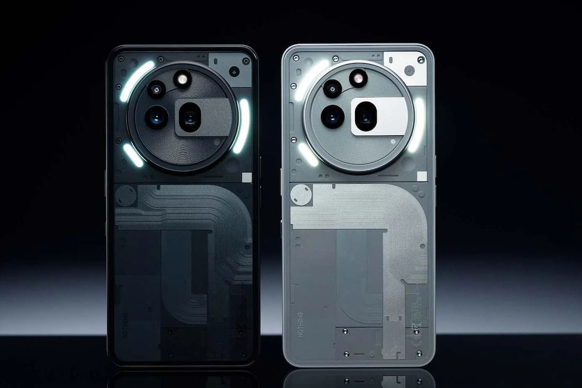 El nuevo Nothing Phone (3a) Pro mantiene las líneas de diseño clásicas de la compañía, con las luces de notificación programables en el dorso del teléfono