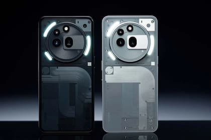 El nuevo Nothing Phone (3a) Pro mantiene las líneas de diseño clásicas de la compañía, con las luces de notificación programables en el dorso del teléfono