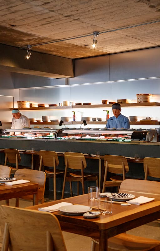 El nuevo omakase está en Palermo, en un primer piso con grandes ventanales que dan a la calle pero que no revelan completamente lo que sucede puertas adentro.